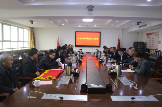 傾力幫扶顯真情 贈送錦旗表謝意——蘭山區(qū)汪溝鎮(zhèn)富強(qiáng)村向順和集團(tuán)贈送錦旗