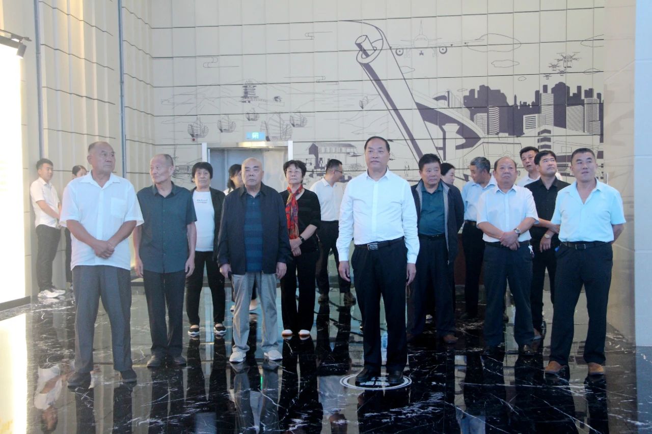 喜迎雙節(jié) 家國共團(tuán)圓——順和集團(tuán)開展迎雙節(jié)慰問社區(qū)老黨員、老干部代表活動(dòng)